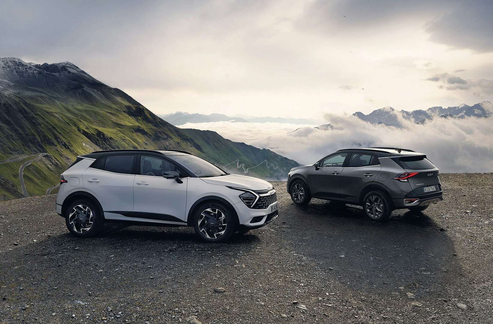 Zwei Kia Sportage stehen auf einem Berg