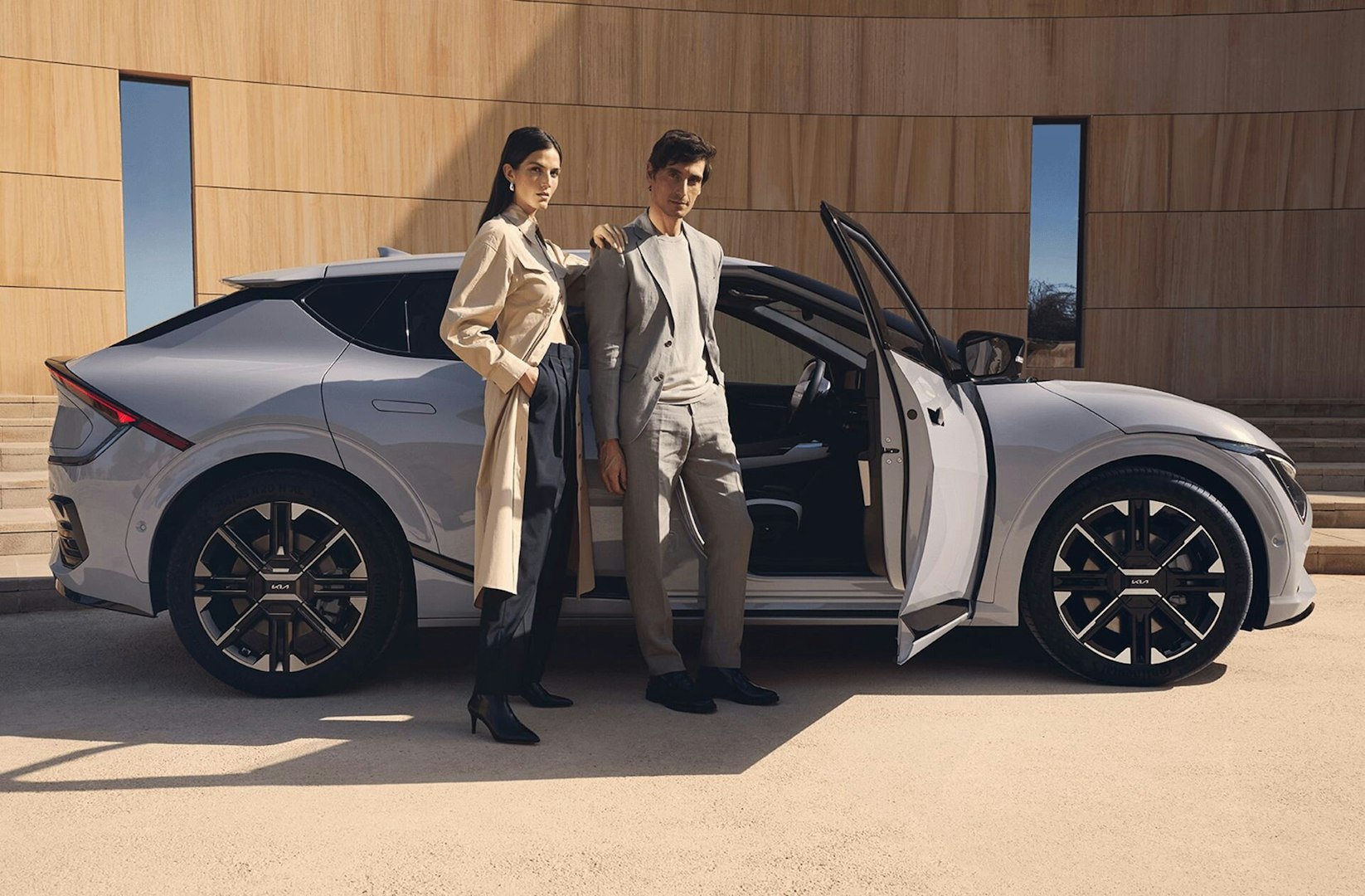 Zwei Personen stehen neben dem Kia EV6