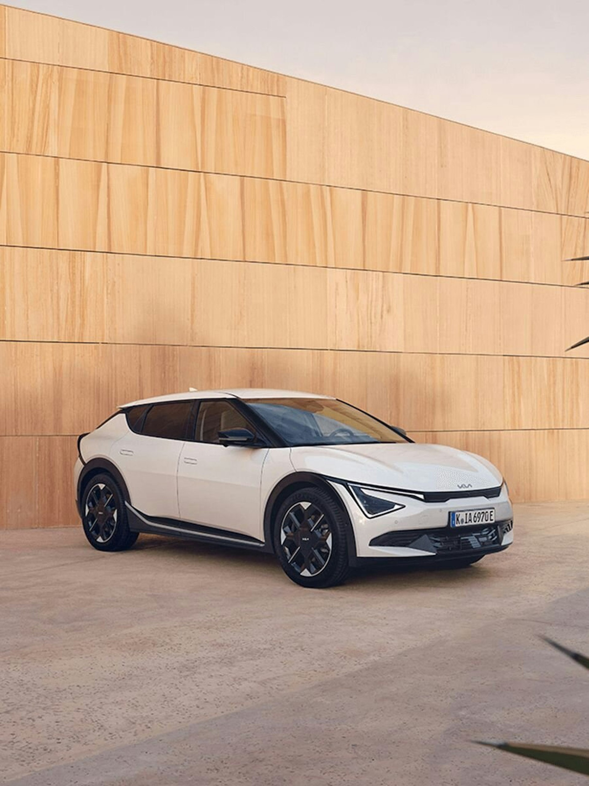 Der Kia EV6 ist vor einer grossen Wand parkiert