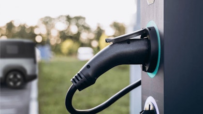 Techniker, der mit einem Handgerät ein Fahrzeug scannt, um den Wartungsstatus mittels des Kia PBV  FMS zu überprüfen