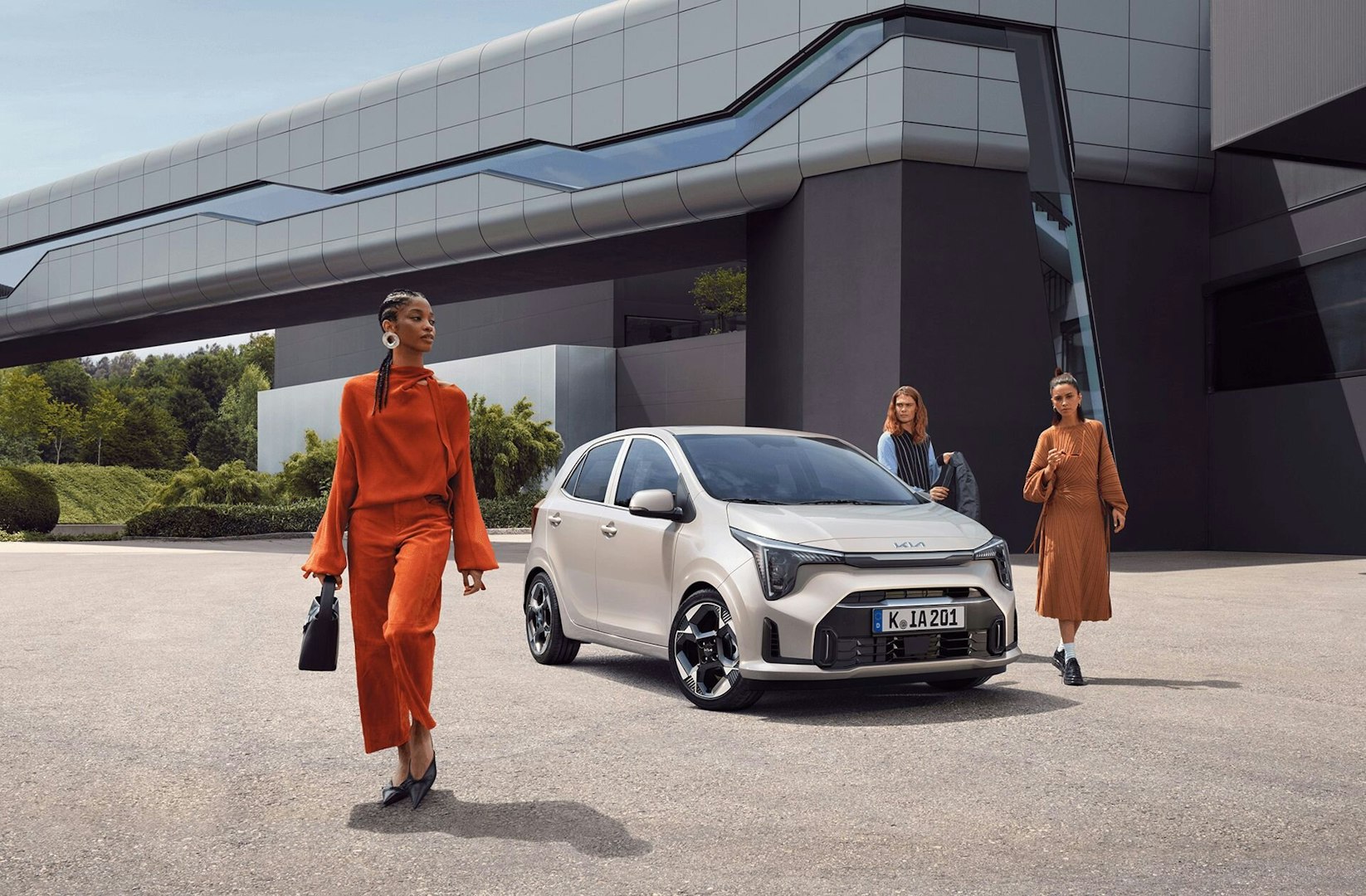 Drei Frauen stehen um den neuen Kia Picanto