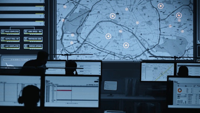 Bildschirm in einer Kommandozentrale zur Illustration der Echtzeit-Überwachung und Routennachverfolgung mit dem Kia FMS (Flottenmanagementsystem)